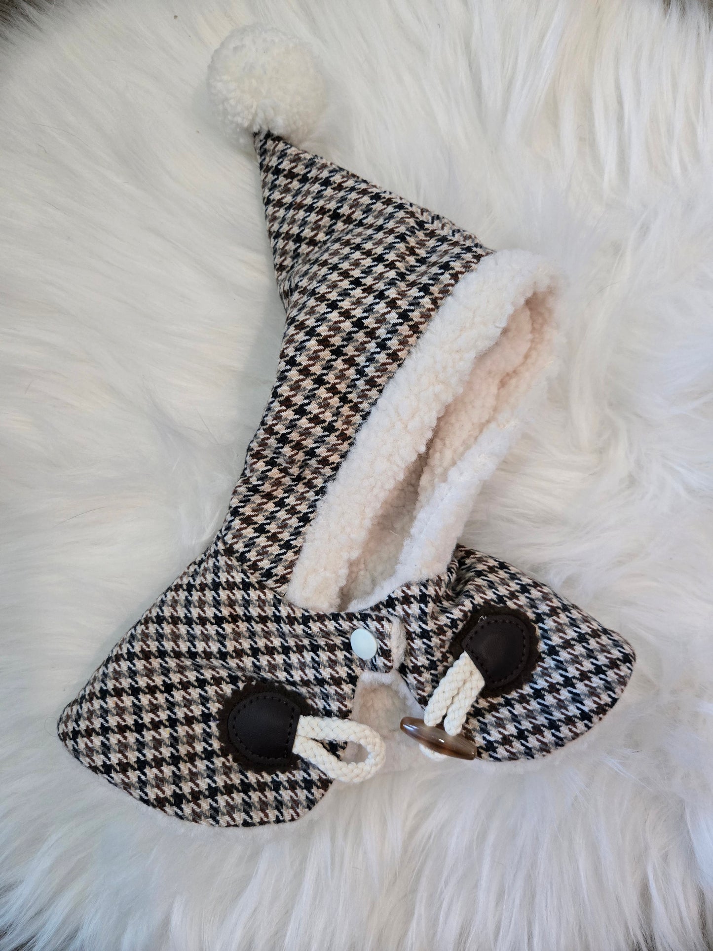 The Saint-Honoré cape with hood