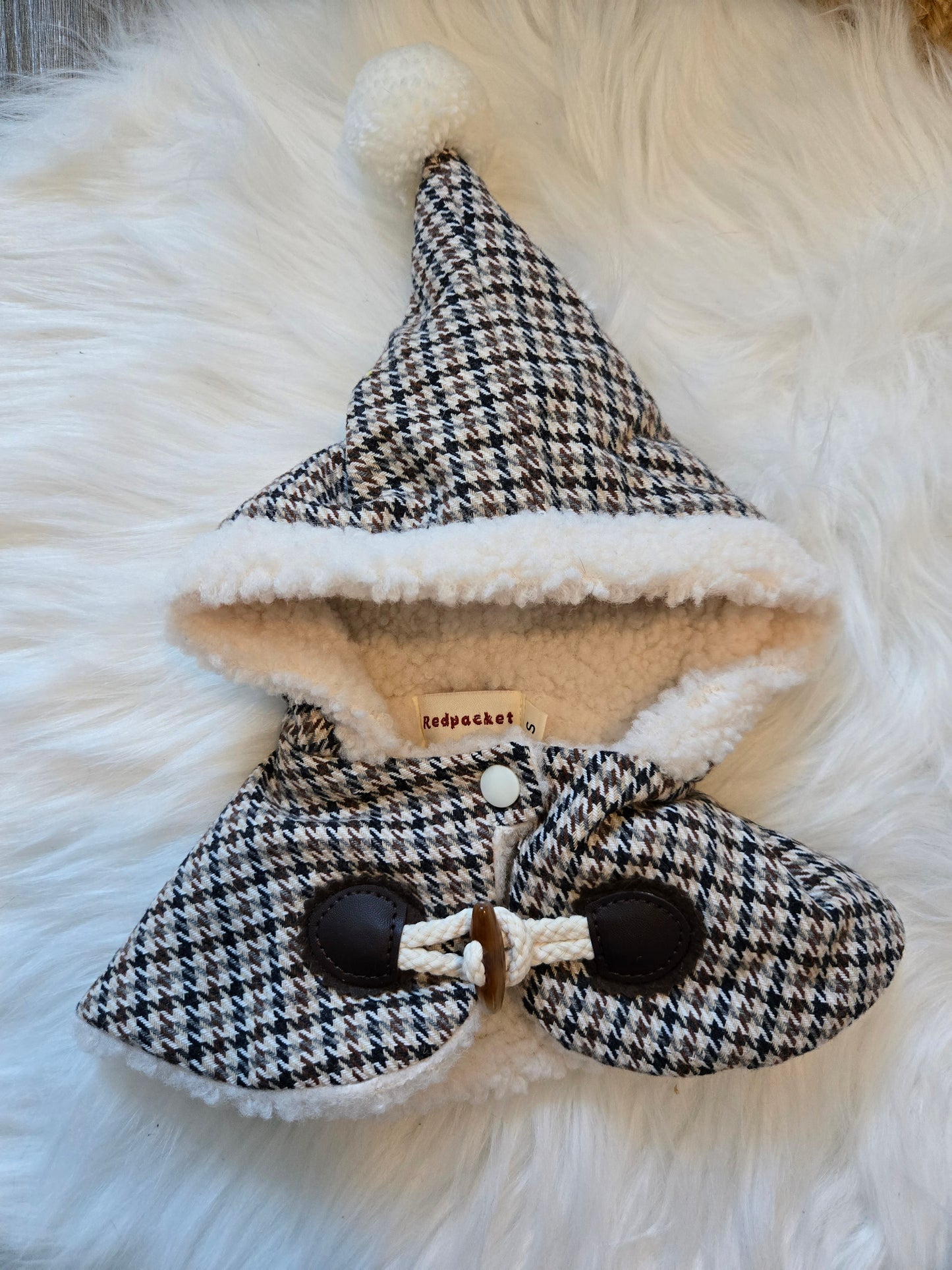 The Saint-Honoré cape with hood