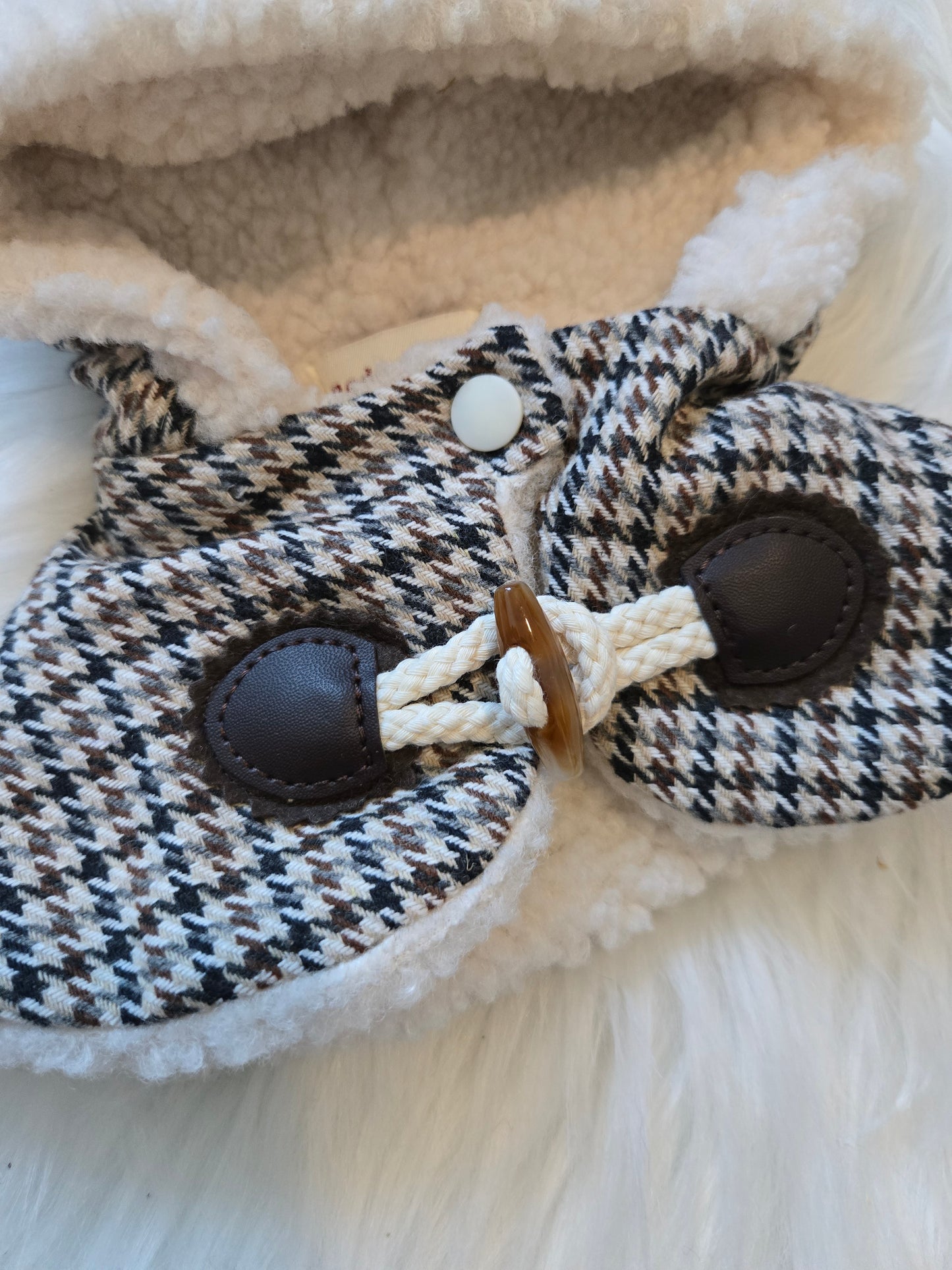 The Saint-Honoré cape with hood